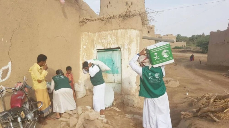 فريق مركز الملك سلمان يوزع سلالا غذائية في حزم الجوف (واس)
