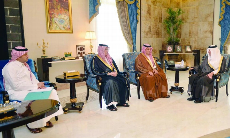 خالد الفيصل مستقبلا عادل عزت (واس)