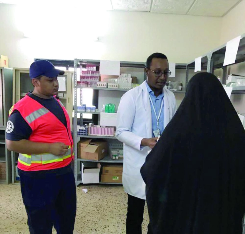 إحدى فرق الهلال الأحمر تقدم المساعدة لسيدة (واس)