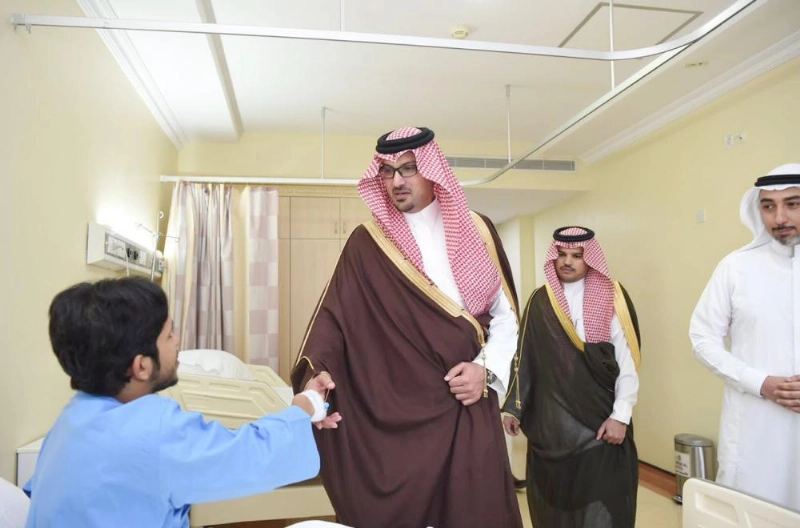 سعود بن خالد خلال زيارته مستشفى الدار (واس)