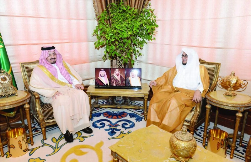 فيصل بن خالد خلال استقباله عبدالله العسيري (واس)