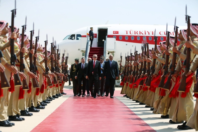 ملك الأردن مستقبلا إردوغان في عمان أمس (رويترز)