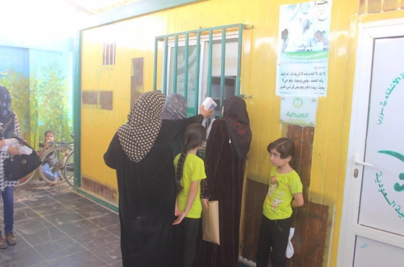 سوريات يصرفن وصفات طبية من الصيدلية السعودية بالزعتري (واس)