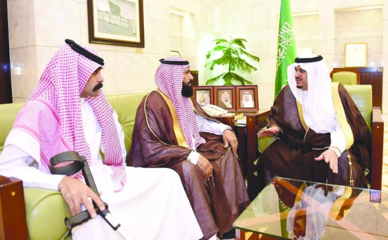 محمد بن عبدالرحمن لدى استقباله مبارك الدوسري ووالده (واس)