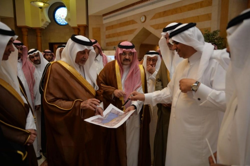 خالد الفيصل يطلع على المشروع قبل تنفيذه