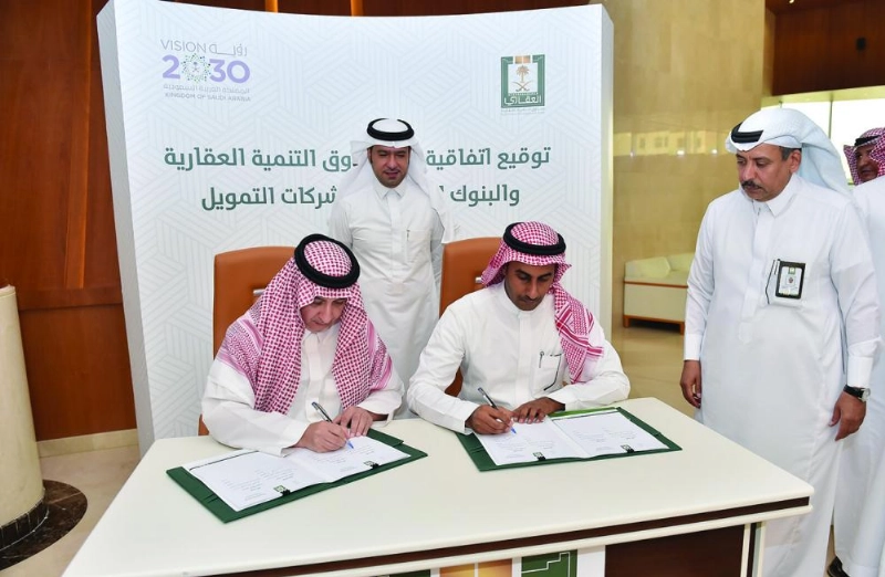 وزير الإسكان أثناء حضوره توقيع الاتفاقية (مكة)