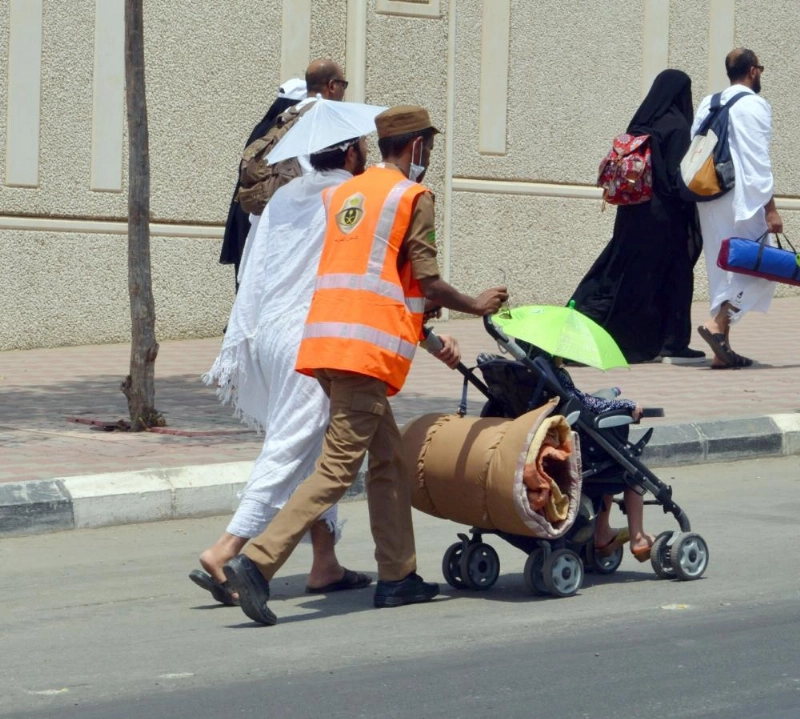 رجل أمن يقدم المساعدة لحاج