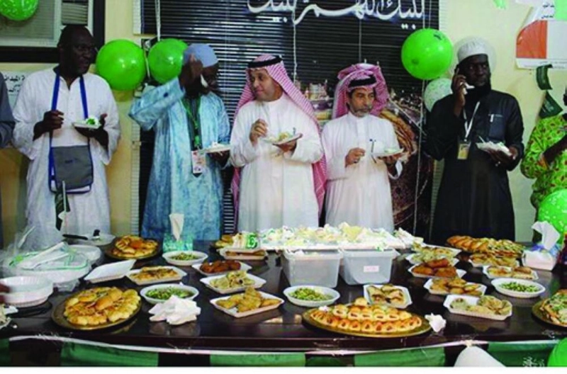 المطوف فيصل علي خلال احتفاله باليوم الوطني بمشاركة بعثة ساحل العاج (مكة)