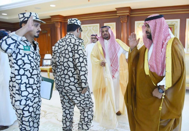 محمد بن عبدالعزيز خلال استقباله عبدالرحمن المويشير (واس)