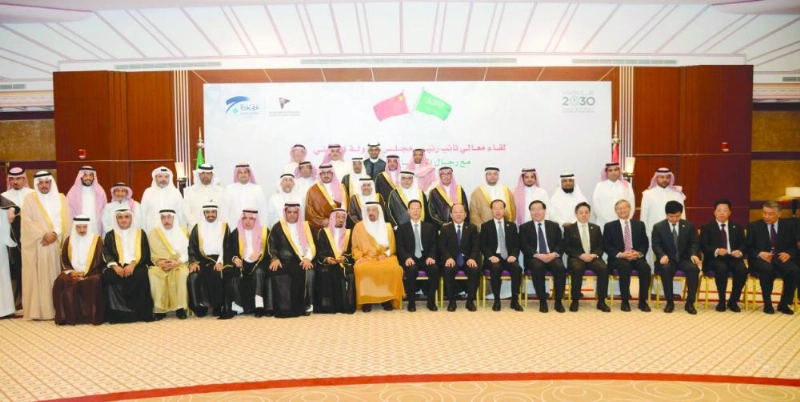 الفالح وقاولي يتوسطان ممثلي رجال الأعمال في البلدين (مكة)