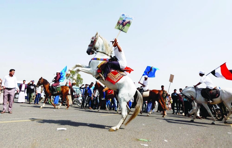 يمنيون في ميدان السبعين يستعدون لفعاليات المؤتمر الشعبي العام (رويترز)