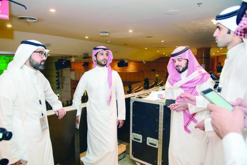 أيمن جمال مع مجموعة من الشباب بعد عرض فيلم بلال في حكايا مسك (مكة)