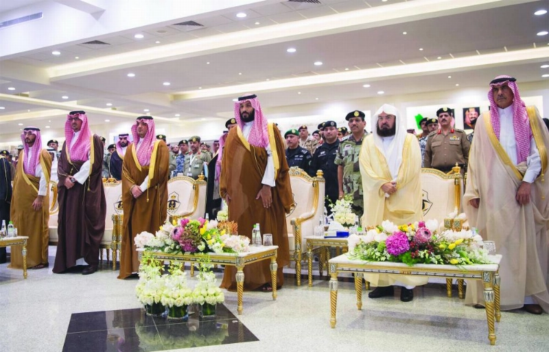 الأمير محمد بن سلمان خلال رعايته حفل استعراض قوات أمن الحج أمس (بندر الجلعود)