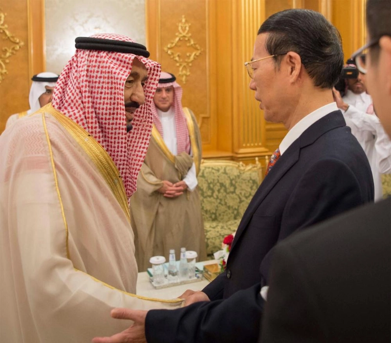 الملك سلمان مستقبلا تشانج قاو لي في جدة أمس (بندر الجلعود)