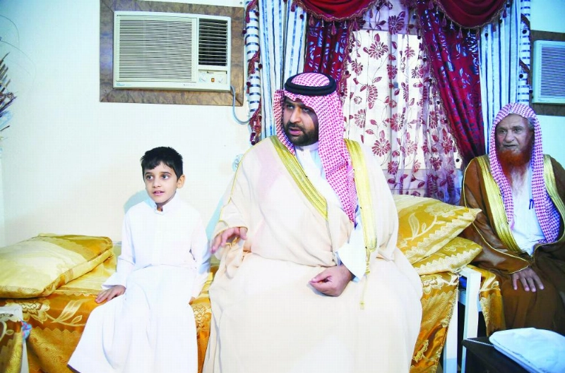 محمد بن عبدالعزيز مقدما التعازي لذوي الشهيد هروبي (واس)