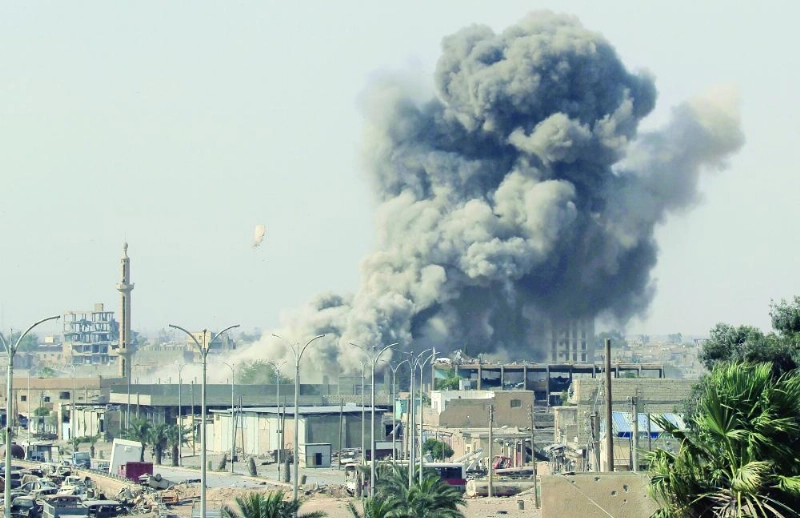 الدخان يتصاعد بعد غارة جوية في مدينة الرقة (رويترز)