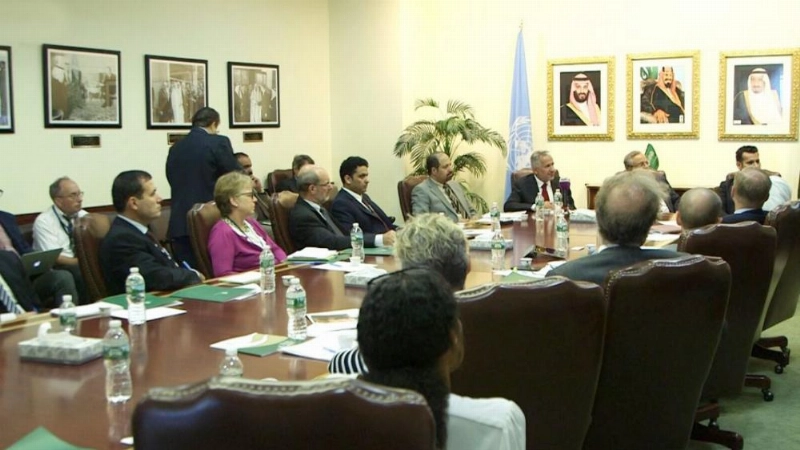 الربيعة مستقبلا عددا من مسؤولي منظمات دولية في نيويورك أمس (واس)