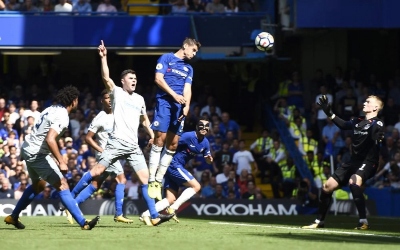 epa06166227 Chelsea's Alvaro Morata (C) scores a goal during the English Premier League soccer match between Chelsea and Everton at Stamford Bridge, London, Britain, 27 August 2017. EPA/WILL OLIVER EDITORIAL USE ONLY. No use with unauthorized audio, video, data, fixture lists, club/league logos or 'live' services. Online in-match use limited to 75 images, no video emulation. No use in betting, games or single club/league/player publications.