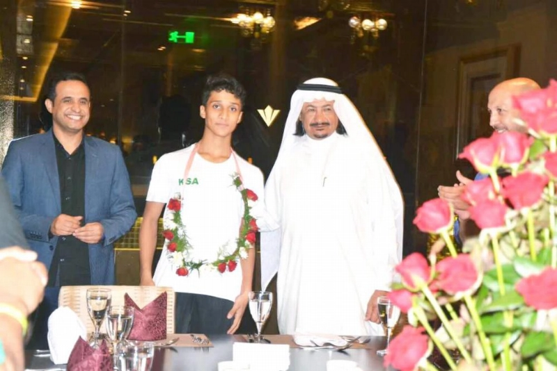 عبدالعزيز القحطاني يكرم اللاعب محمد السويق (مكة)
