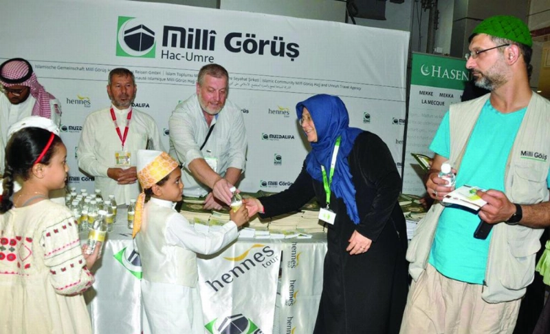 طفل مرتديا زي الزمازمة في استقبال ضيوف الرحمن (واس)