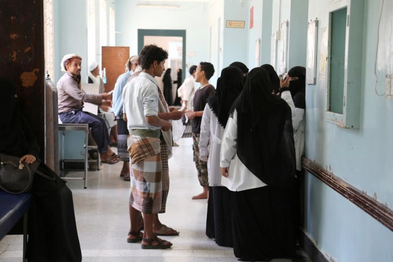 يمنيون يتحدثون لأقاربهم المصابين بالكوليرا في مستشفى بصنعاء (د ب أ)