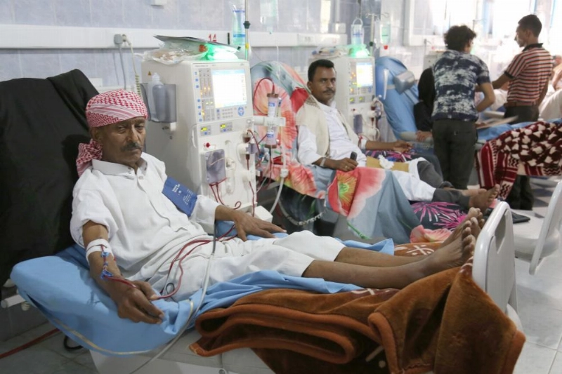 مصابون بالكوليرا يتلقون العلاج في مستشفى بصنعاء (د ب أ)