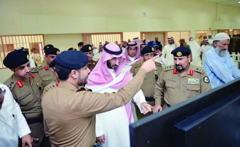 عبدالله بن بندر يطلع على الإجراءات (واس)
