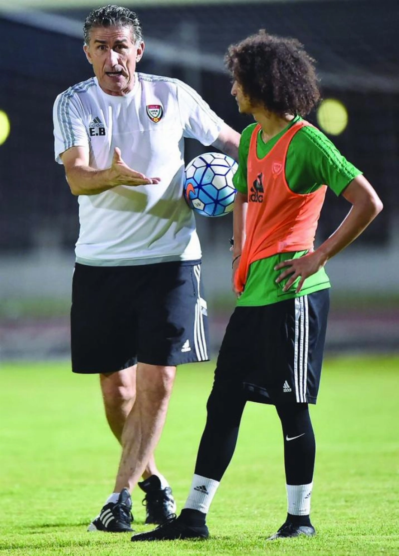 باوزا مع اللاعب عمر عبدالرحمن (الاتحاد الإماراتي)