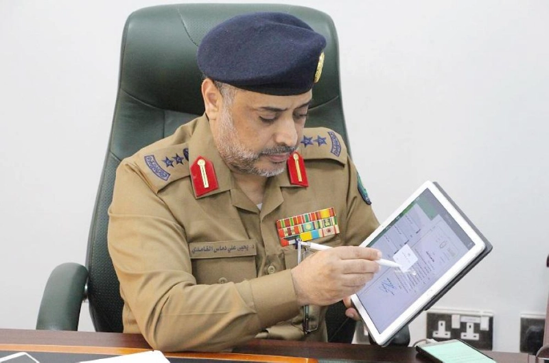 يحيى الغامدي موضحا عمل الآلية الجديدة (واس)