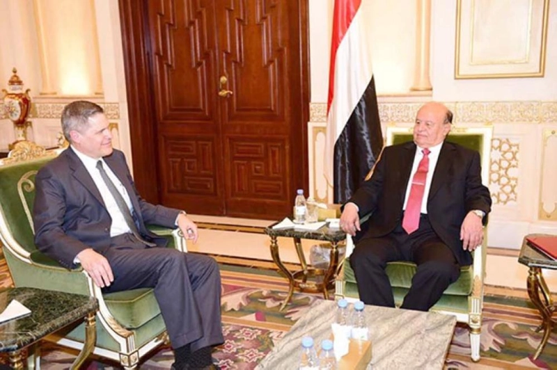 هادي مستقبلا السفير الأمريكي لدى اليمن في الرياض أمس
