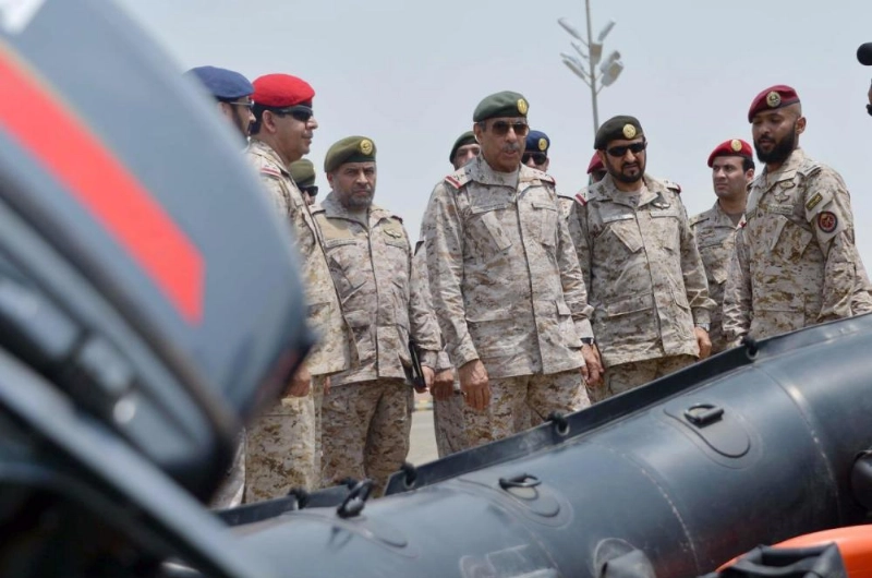 عبدالرحمن البنيان خلال تفقده أمس القوات المشاركة في الحج (واس)