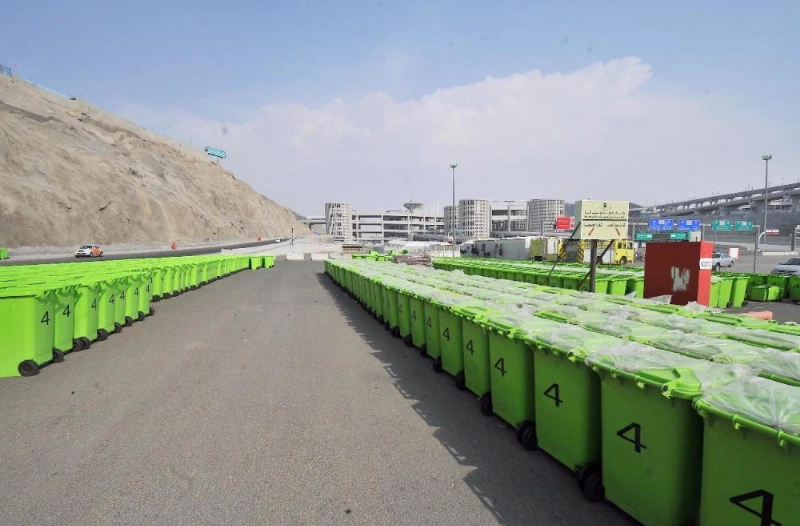 حاويات النفايات كما بدت أمس قبل توزيعها في المشاعر (مكة)