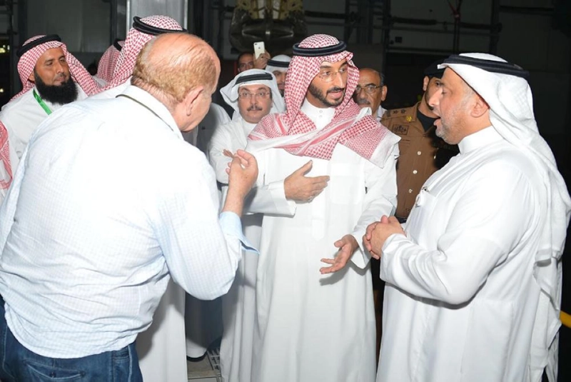عبدالله بن بندر يستمع لشرح عن المشروع (واس)