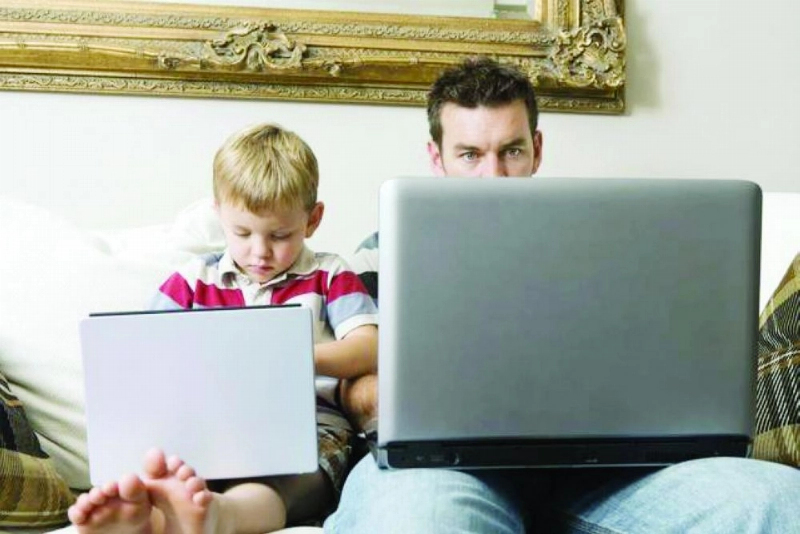 أب وطفله يستخدمان اللاب توب (Newsok)