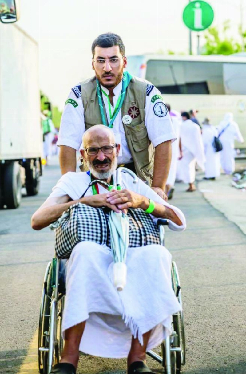 دفع مسن لأداء مناسكه بعرفة أمس (واس)