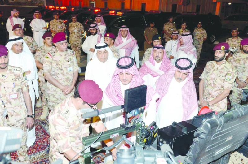 عبدالعزيز بن سعود متفقدا قوات الأمن الخاصة المشاركة في الحج أمس (واس)
