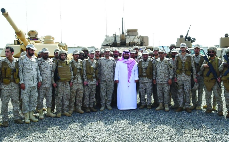 محمد بن عبدالعزيز متوسطا عددا من المرابطين بالحد الجنوبي أمس (واس)