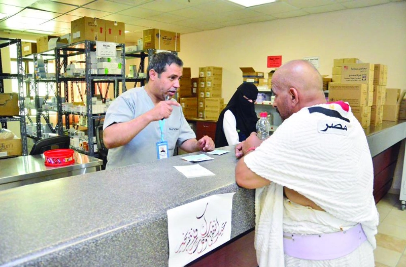 حاج لدى مراجعته أحد مستشفيات منى أمس (واس)