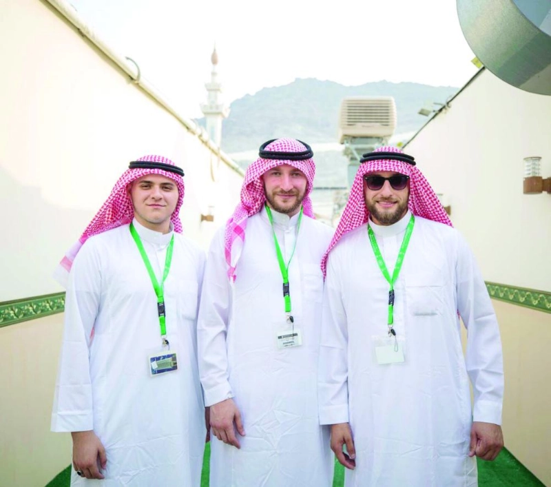 حجاج صربيون بالزي السعودي (مكة)