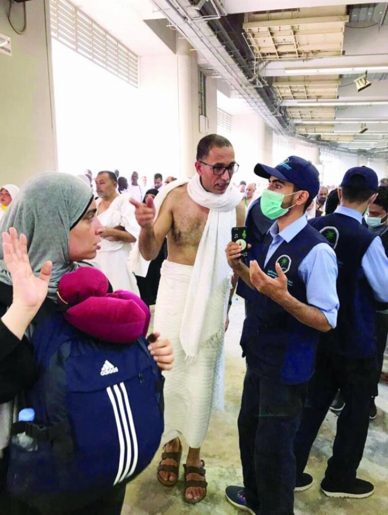 منسوبو الهيئة يرصدون الهواء بجسر الجمرات أمس (واس)