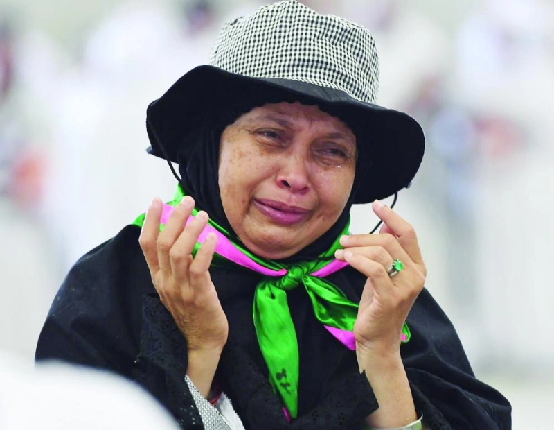 حاجة تذرف الدموع وتبتهل بالدعاء