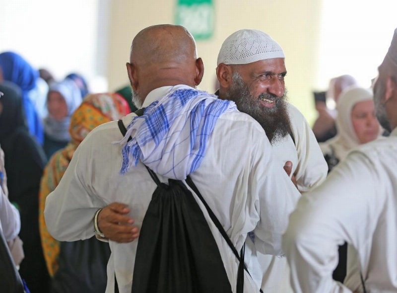 حجاج متعجلون يعانقون بعضهم أمس (ياسر بخش)