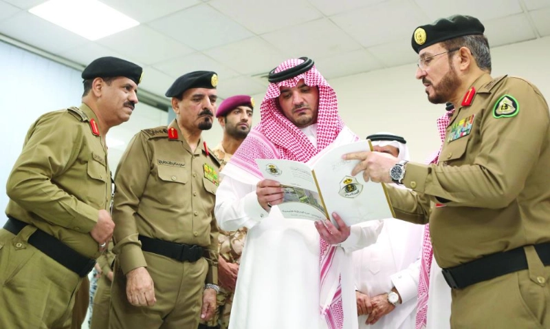 عبدالعزيز بن سعود مطلعا على الخطط الأمنية خلال أيام التشريق (واس)