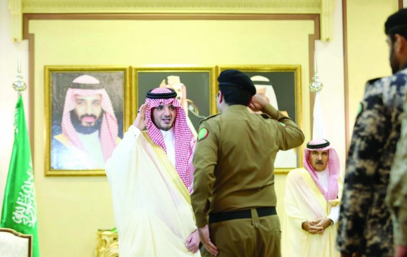 عبدالعزيز بن سعود خلال لقائه مديري القطاعات الأمنية وقادة قوات أمن الحج والقوات العسكرية المشاركة في تنفيذ خطط أمن الحج أمس الأول (واس)