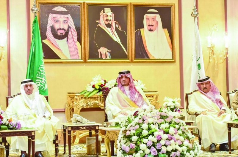 عبدالعزيز بن سعود خلال لقائه مديري القطاعات الأمنية وقادة قوات أمن الحج والقوات العسكرية المشاركة في تنفيذ خطط أمن الحج أمس الأول (واس)