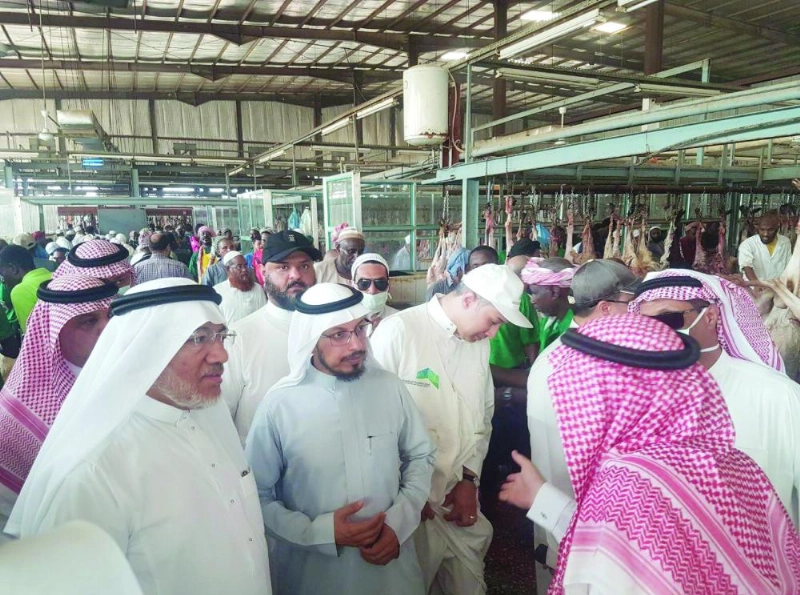 أسامة البار متفقدا مسالخ الأمانة أمس (واس)