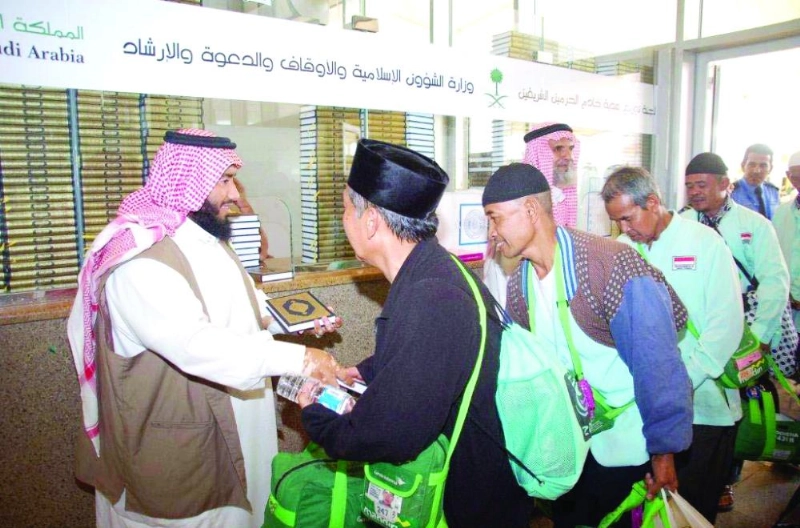 من توزيع المصاحف على الحجاج أمس (واس)
