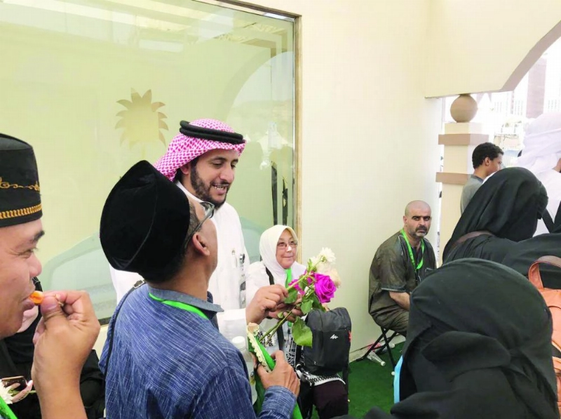 توزيع الورود على الحجاج (واس)