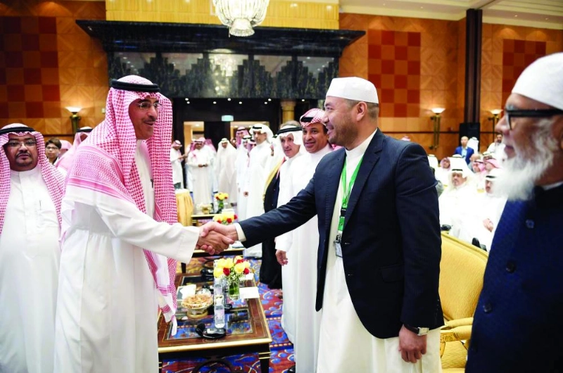 .. ومصافحا أفراد الوفود