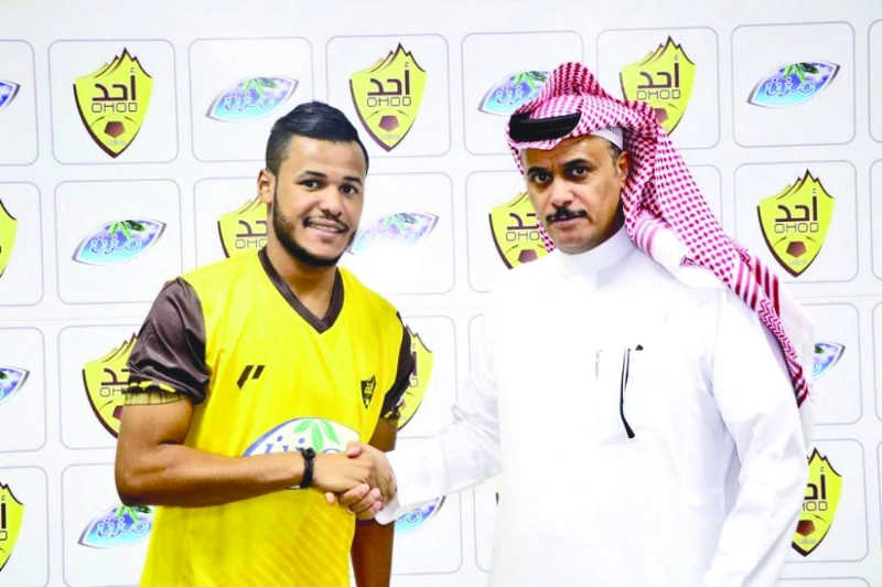 سعود الحربي مع اللاعب بعد توقيع العقد (إعلامي أحد)